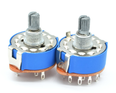 Công tắc quay vòng có đường kính 25mm có nắp che bụi màu xanh lam được sử dụng cho thiết bị điện và đầu dò